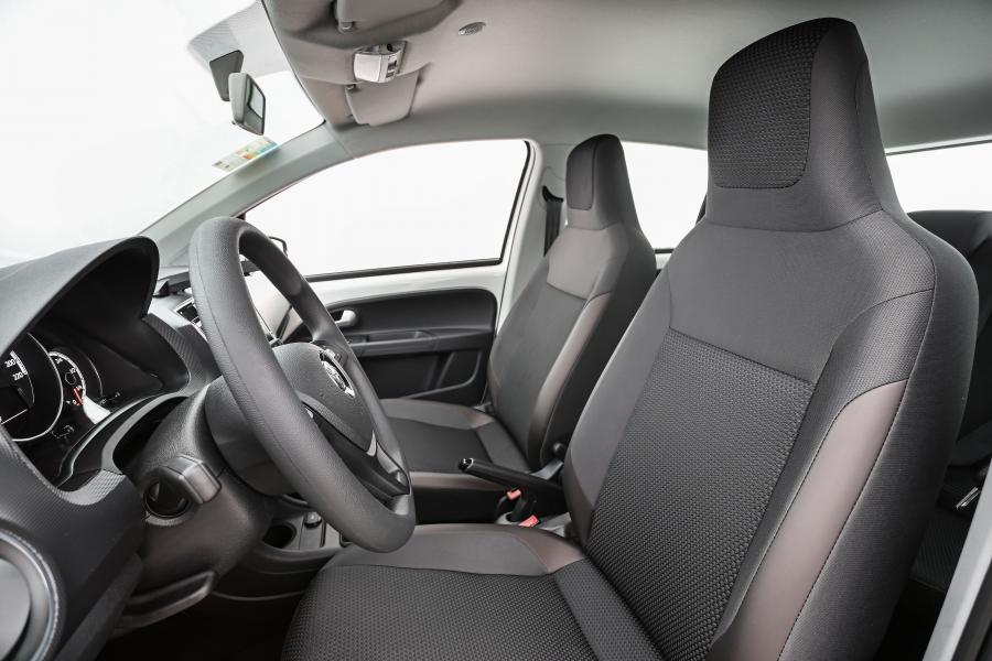 Интерьер Volkswagen up! Connect 2017 года  (LA) (фото 17 из 19)